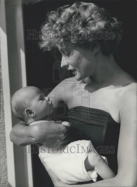 Press Photo Little Christine  in her mother's arms,mom is champion runner - Historic Images
