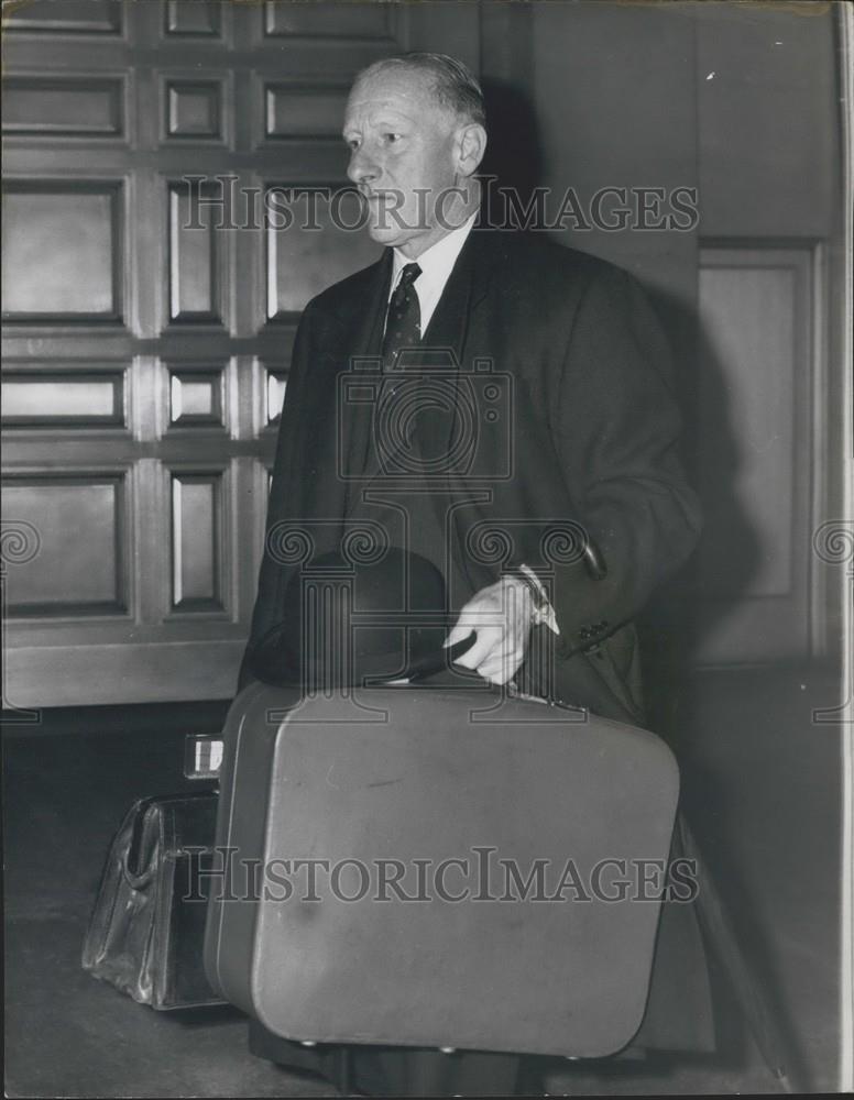 1962 Press Photo Sir Edward Milner Holland Arriving For Vassall Tribunal Session - Historic Images