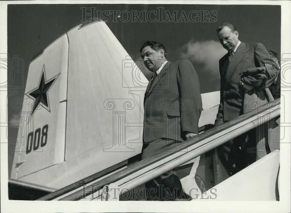 1956 Press Photo Dmitri Shepilov Soviet Foreign Minister Arrives Suez Conference - Historic Images