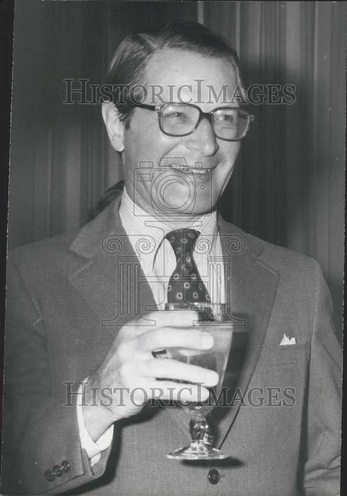 1975 Press Photo Elliott Richardson American Ambassador Britain London Airport - Historic Images