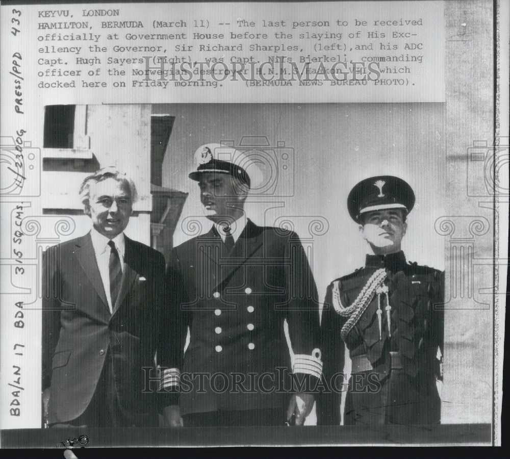 Press Photo Capt. Nils Bjerkeli With Richard Sharples Before Shaples Was Shot - Historic Images