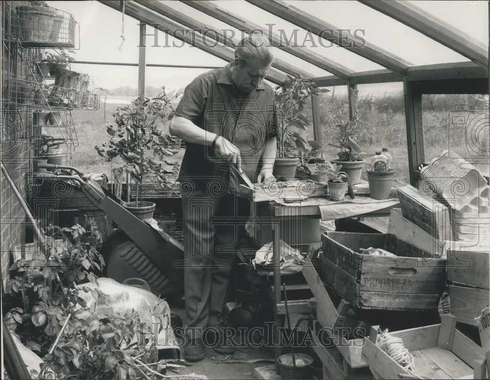 1967 Press Photo Colonel Leslie Lohan Works At Home - Historic Images