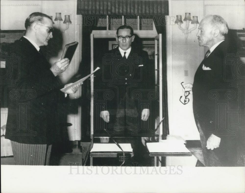 1967 Press Photo Mr. MoEwen Sworn in Canberra Swoen-in as Prime Minister - Historic Images