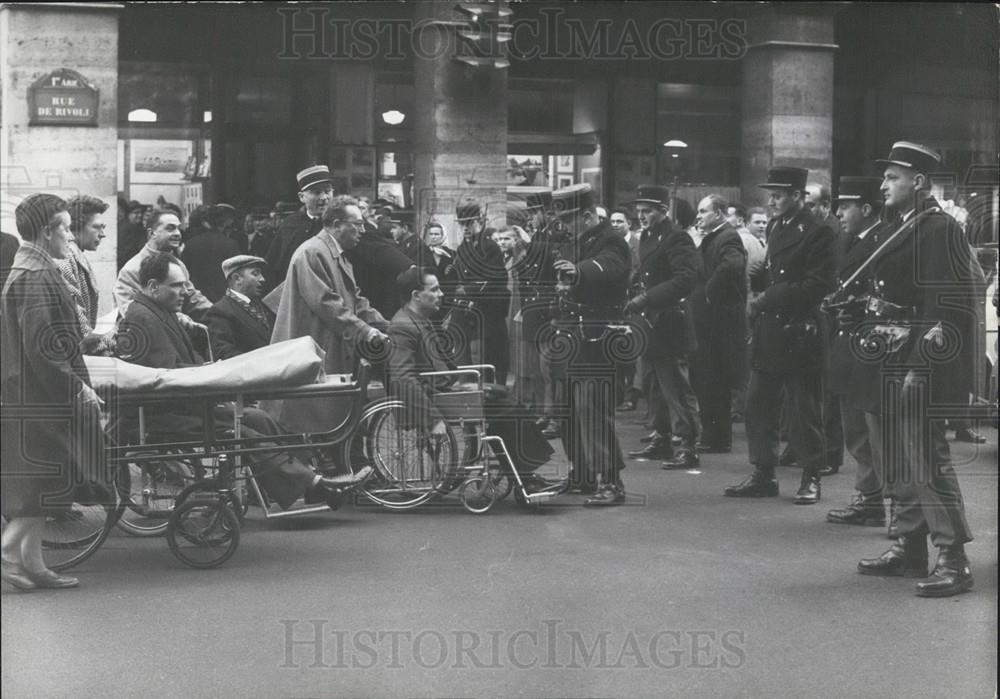 1961 Press Photo Old People And Cripples Demonstrate For Higher Pensions - Historic Images