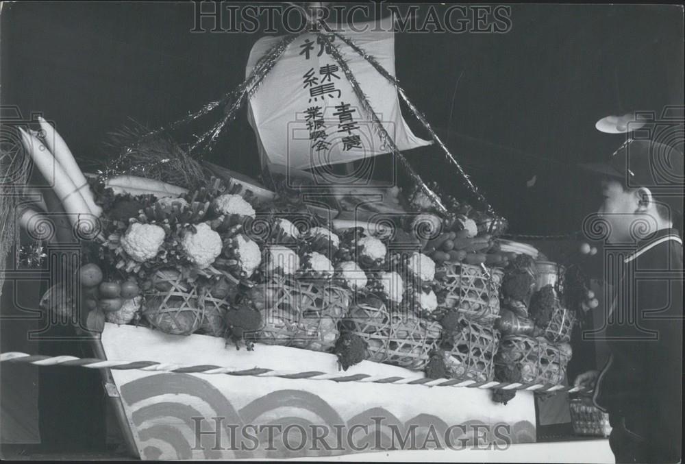 Press Photo Green ship of vegetables - Historic Images