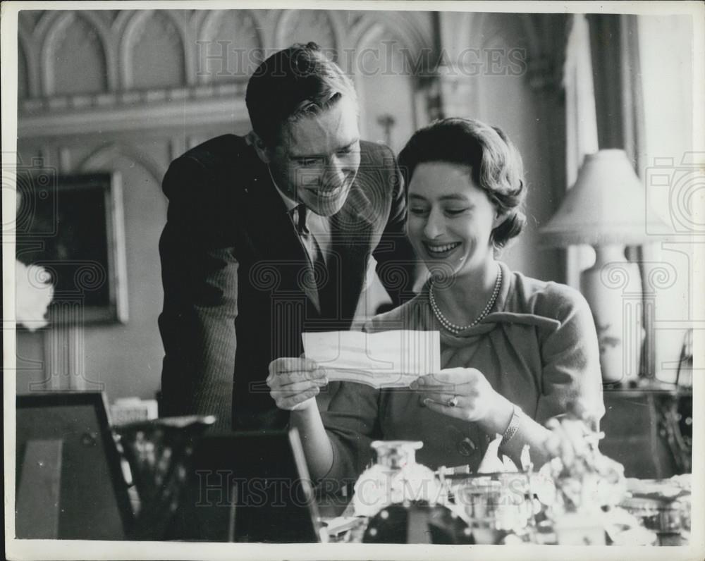 1960 Press Photo Princess Margaret Poses for Special Engagement Pictures - Historic Images