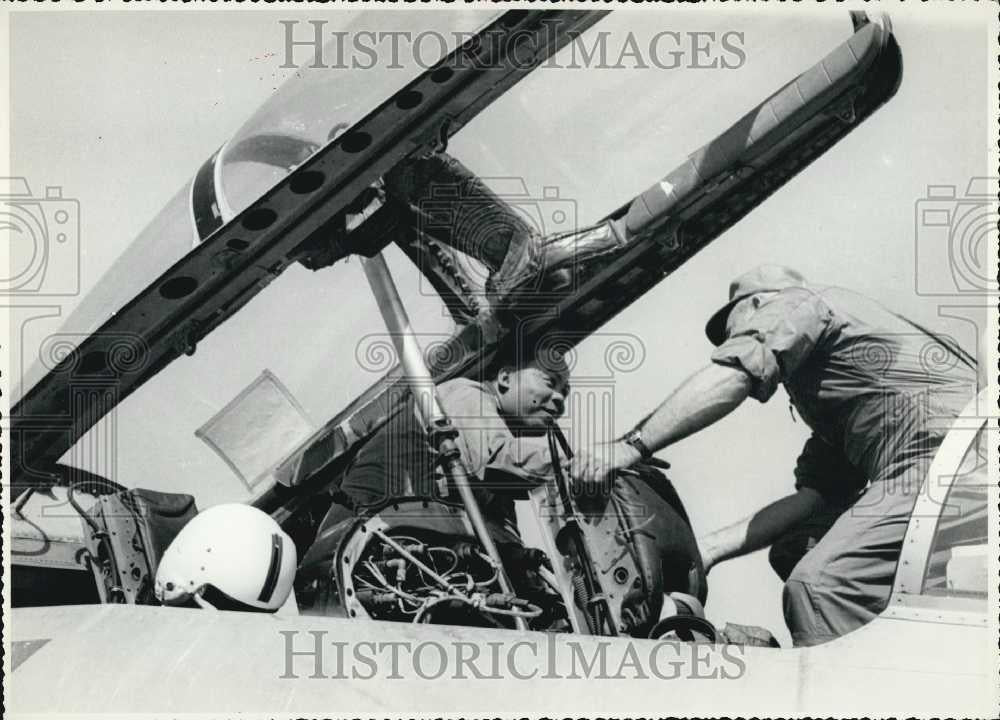 Press Photo Premier-General Nguyan Khanh in an American B-57 jet fighter - Historic Images