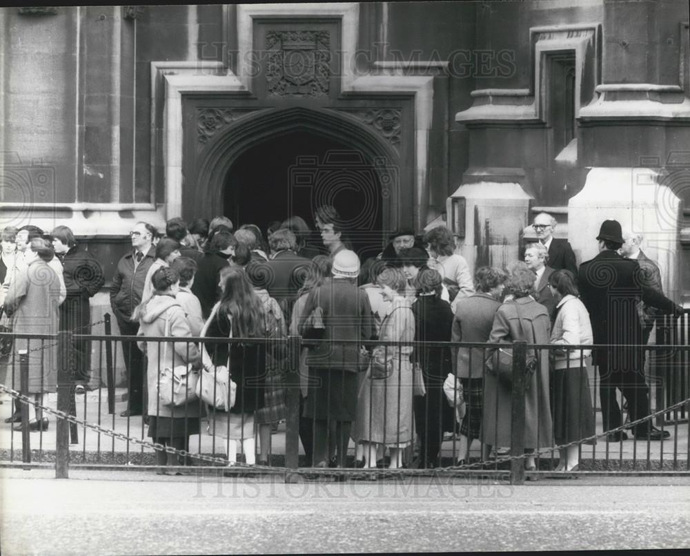 Press Photo People waiting outside a building - Historic Images