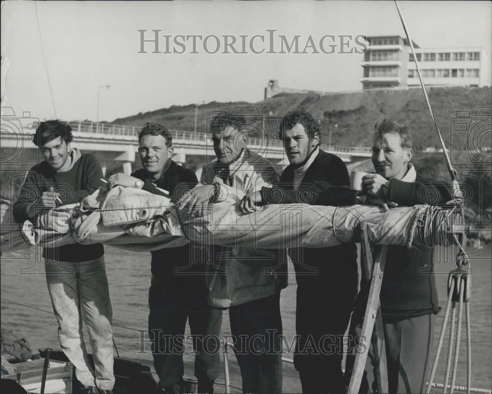 1964 Press Photo R.A.F. Men Rescue Yacht From Atlantic - Historic Images