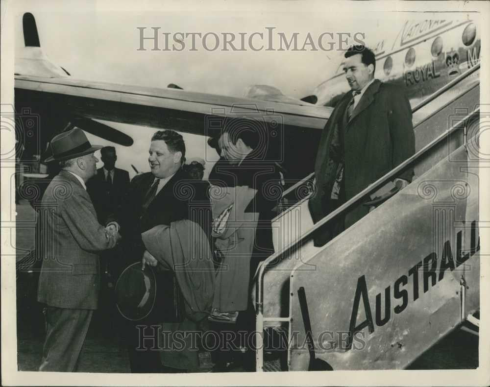 1956 Press Photo Soviet Olympic committee arrive in Melbourne - Historic Images