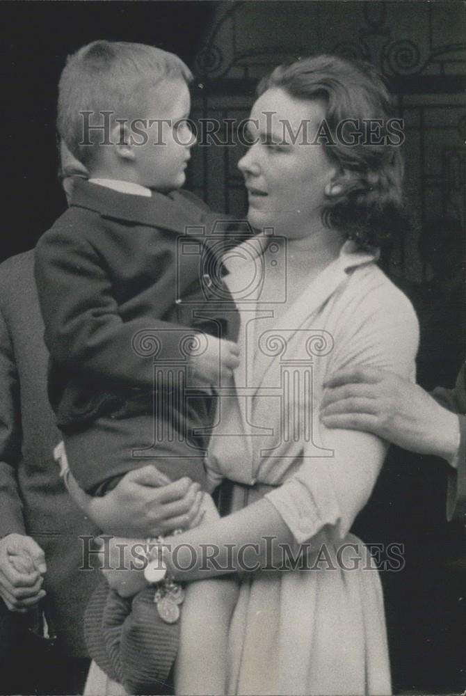 1960 Press Photo MME Peugeot holding little Eric in her arms - Historic Images