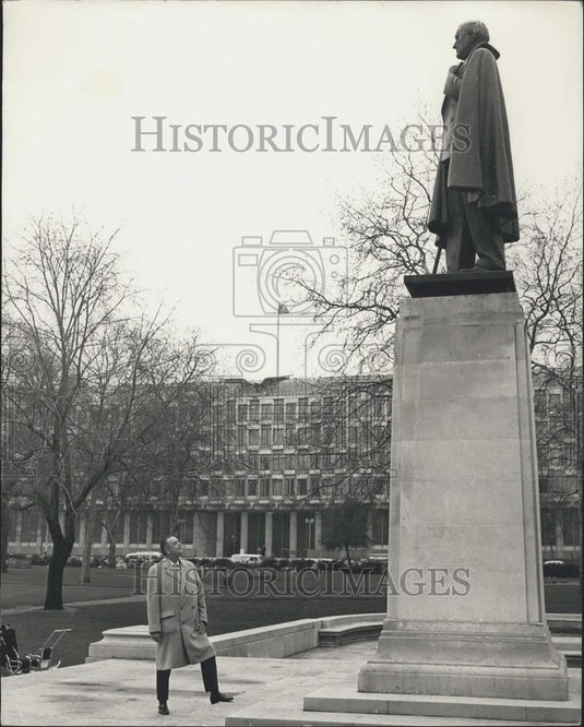 1971 Press Photo Elliott Roosevelt/Son Of President Franklin Roosevelt/Statue - Historic Images
