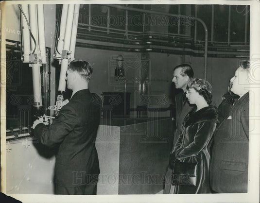 1957 Press Photo H.M The Queen visits Harwell - Historic Images