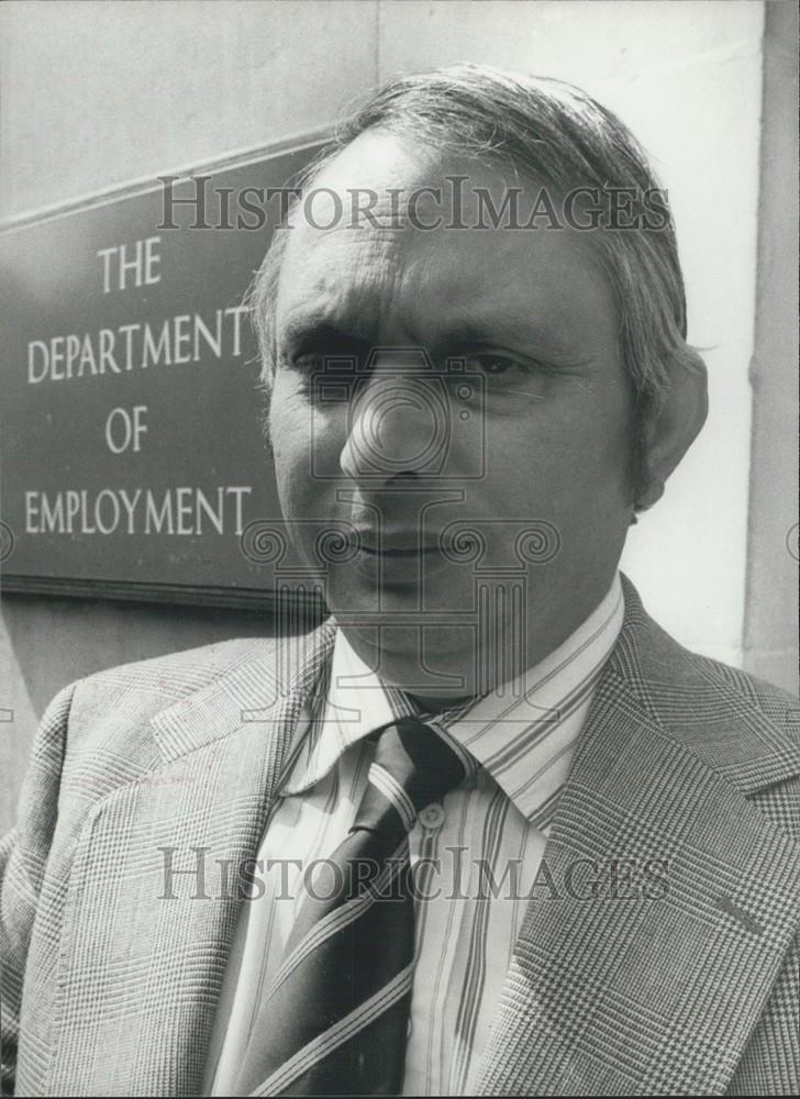 1977 Press Photo George Ward Manage Director , Grunwick Film Processing Factory - Historic Images