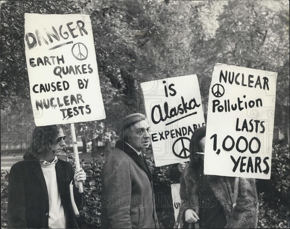 1971 Press Photo Campaign for Nuclear Disarmament, pictured with his supporters - Historic Images