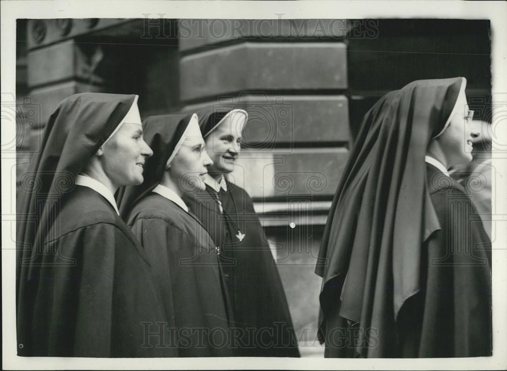 1956 Press Photo Suez Crisis. Onlookers in Downing Street - Historic Images