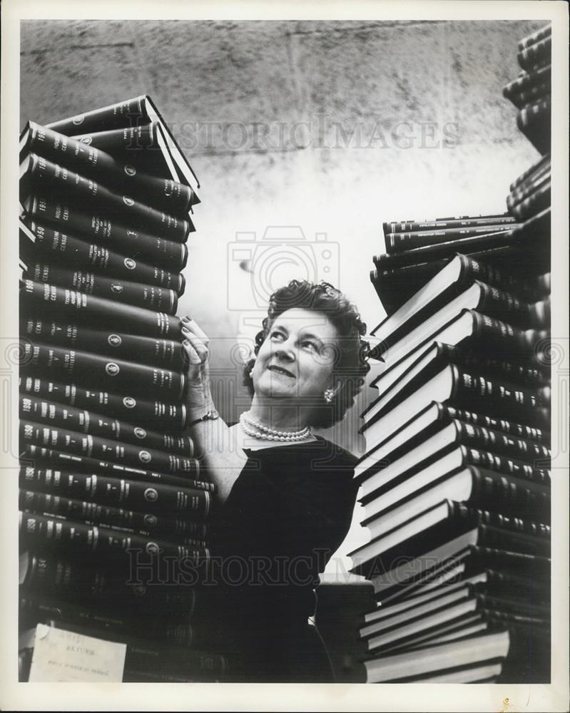 1960 Press Photo Census Bureau Chief Librarian Louise Clickner With Volumes - Historic Images