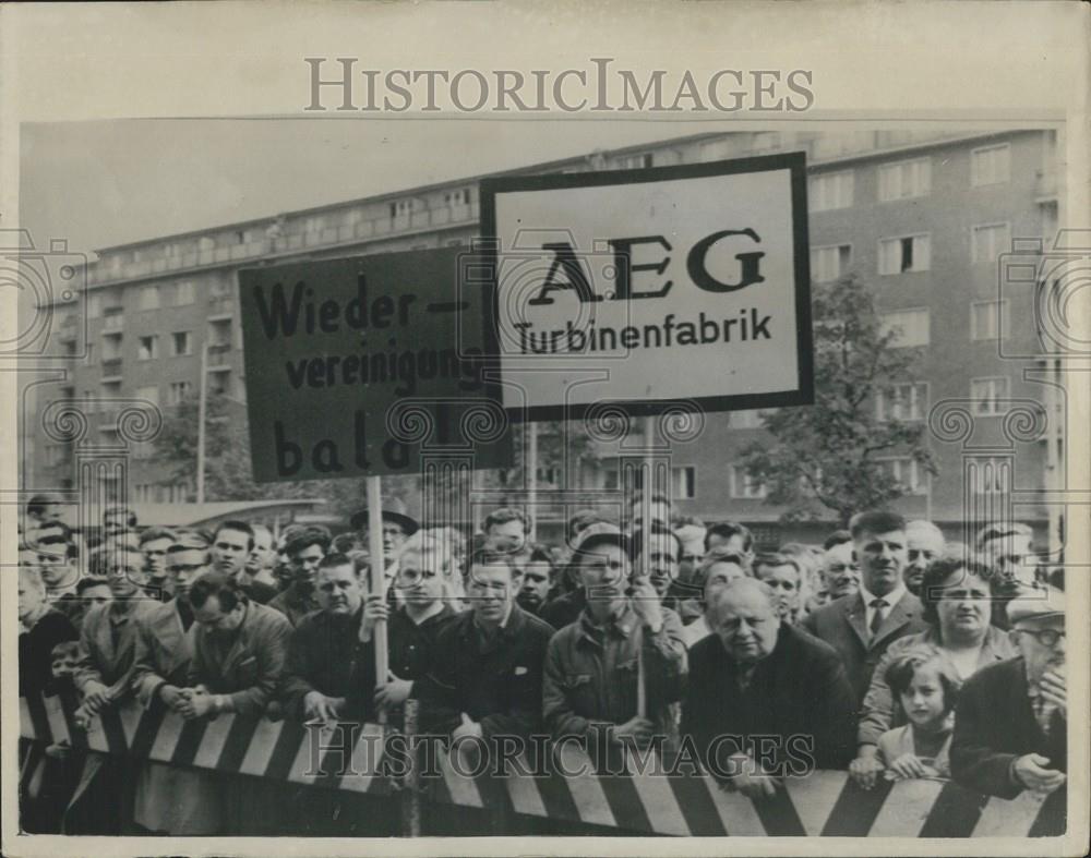 1961 Press Photo West Berliners hold silent demonstration - Historic Images