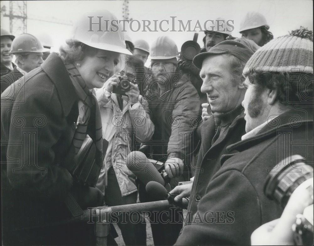 1979 Press Photo Mrs. Thatcher visits the Thames Barrier: - Historic Images