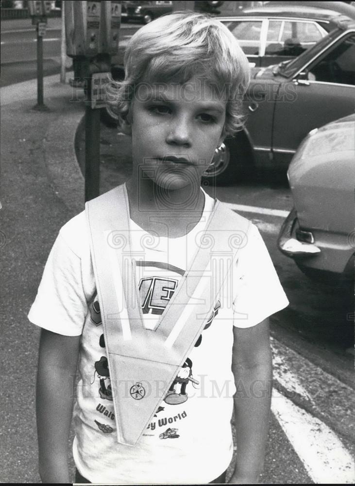 1977 Press Photo Switzerland school-children are "marked" with triangle - Historic Images