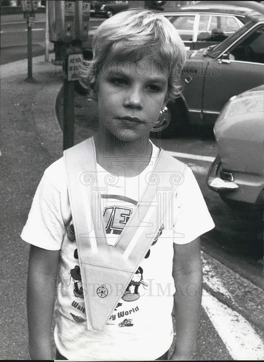 1977 Press Photo Switzerland school-children are "marked" with triangle - Historic Images