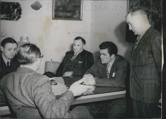 1948 Press Photo Freddie Mills Light Heavy Weight Boxing Champion Rest 6 Months - Historic Images