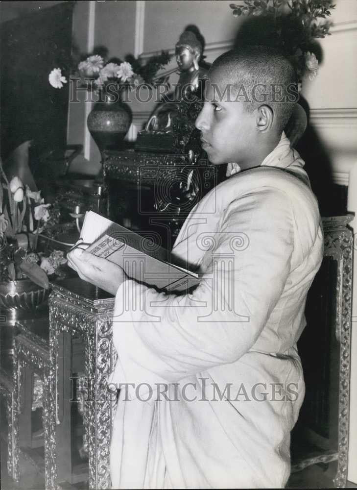 Press Photo Dhammaratana, The 14-Year-old Priest, Studies English as well - Historic Images