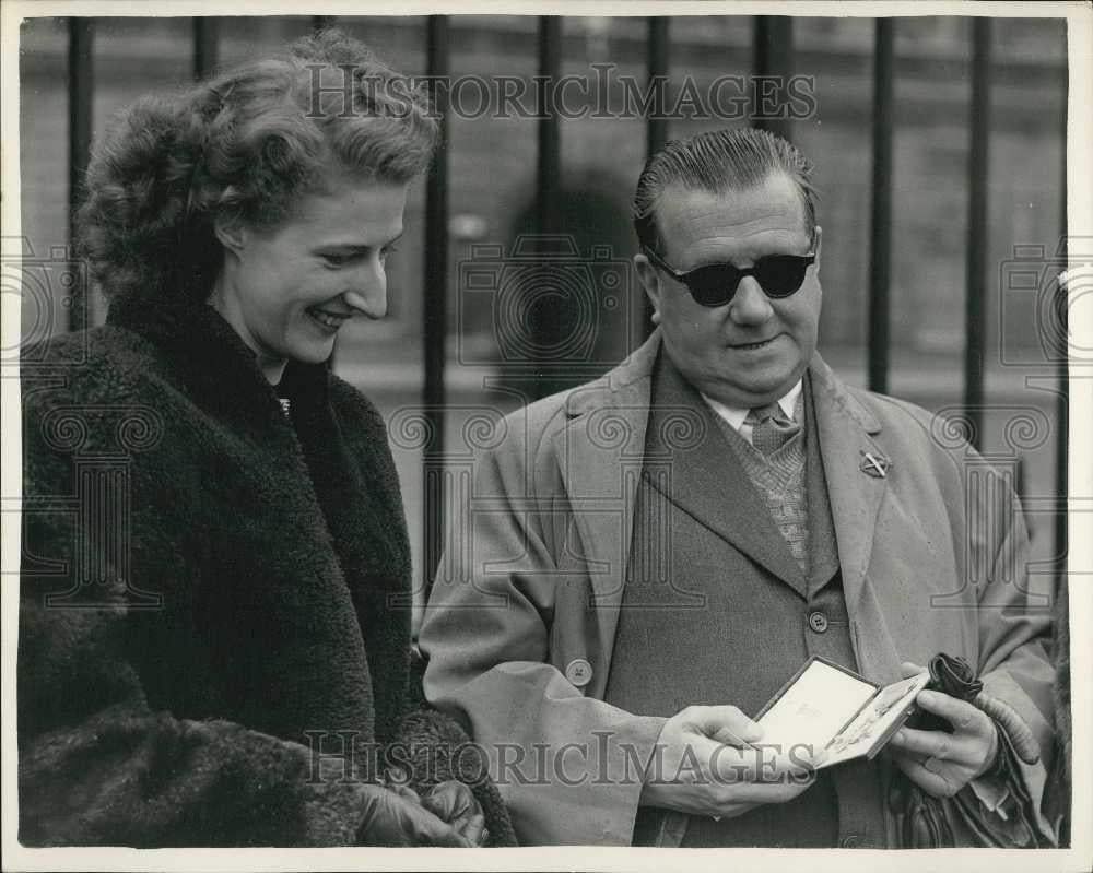 1953 Press Photo S.C Tarry Receives M.B.E. at Palace - Historic Images