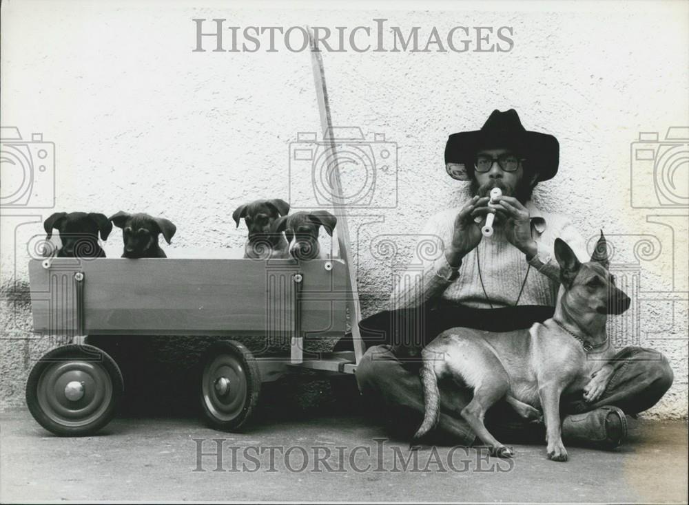 Press Photo Christof Ebert the proud owner of these mongrelraced dogs - Historic Images