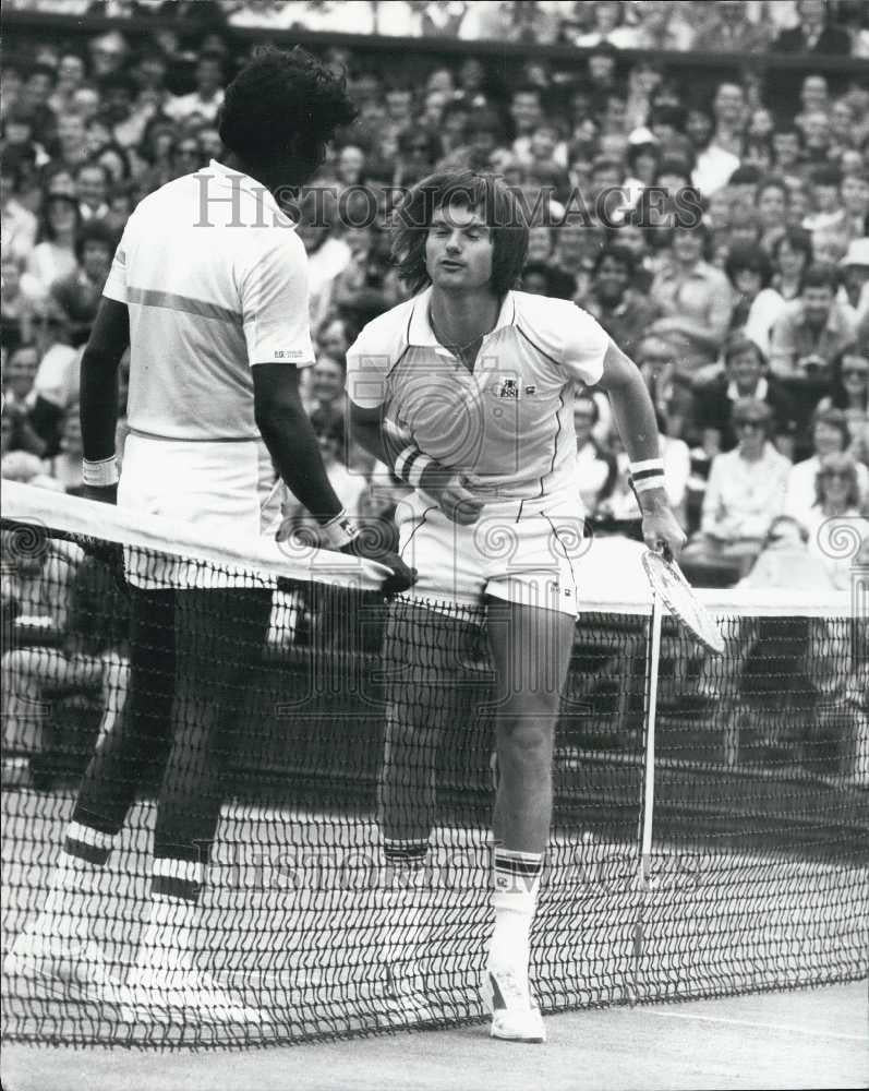 1981 Press Photo Vijay Amritraj Lets Net Hit Jimmy Conners As He Tries To Climb - Historic Images