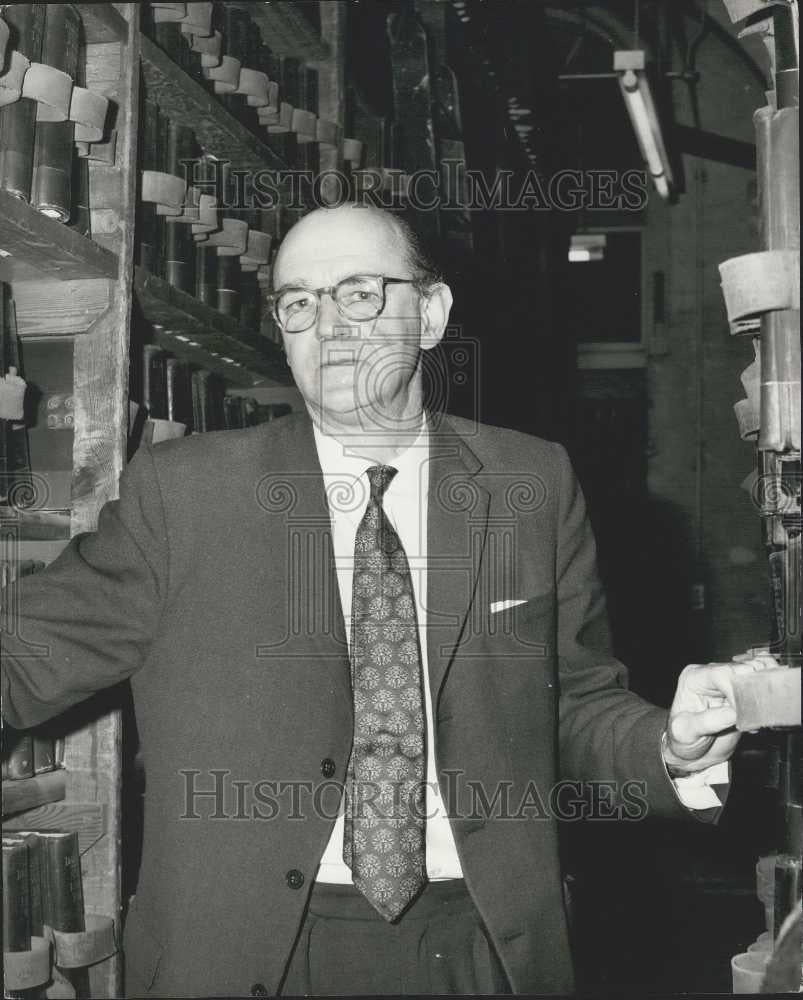 1971 Press Photo Registrar General Michael Reed Holding Conference About Census - Historic Images