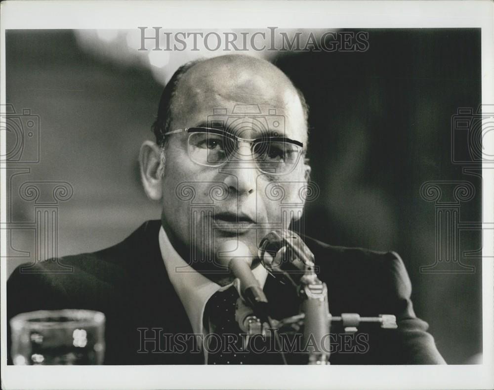 Press Photo Robert Mardian testifying before the Senate Watergate Comm. - Historic Images