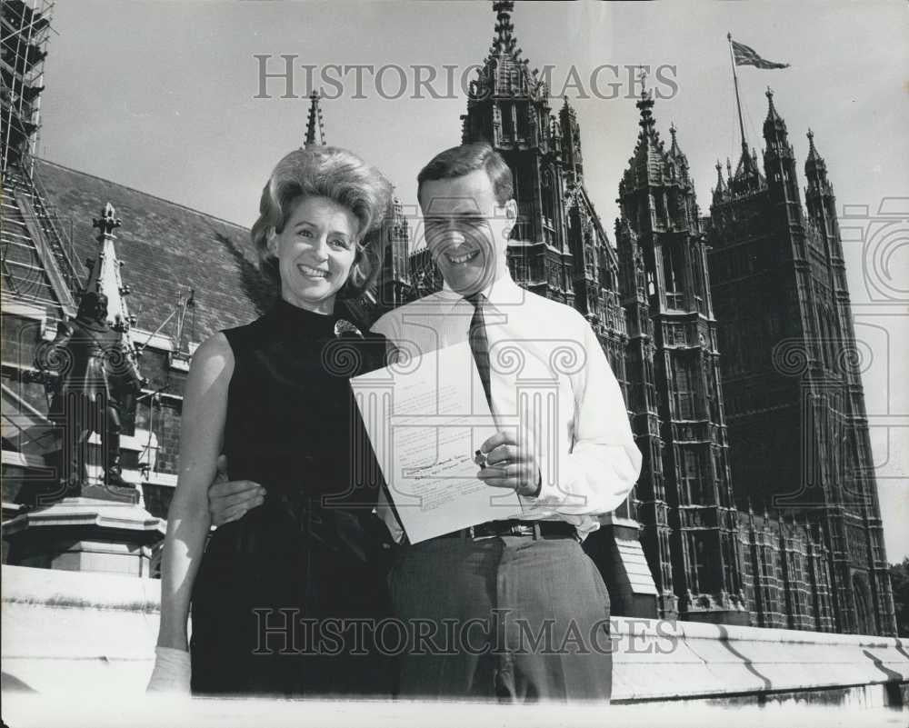 1963 Press Photo Mr. Wedgwood Benn and his wife - Historic Images