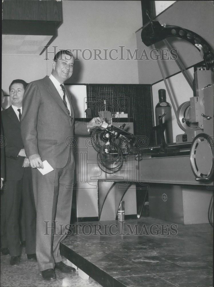 1964 Press Photo Franklin Roosevelt Jr. At Milan Industrial Exhibition - Historic Images