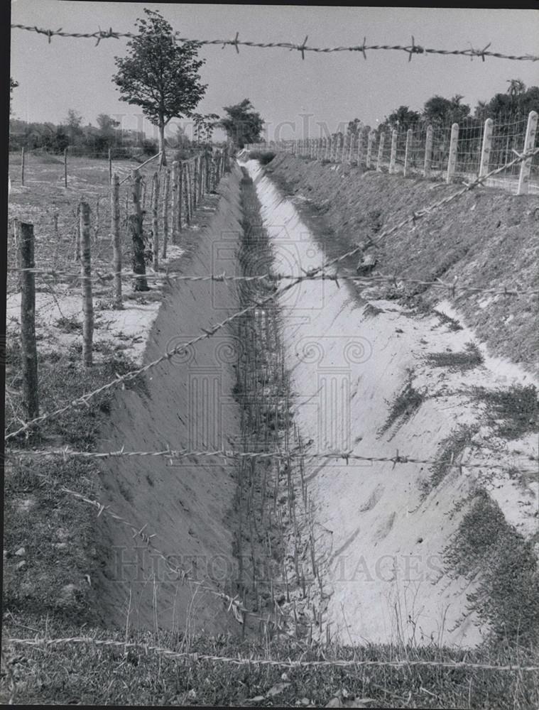 Press Photo Bamboo Spike Defenses And Razor Wire - Historic Images