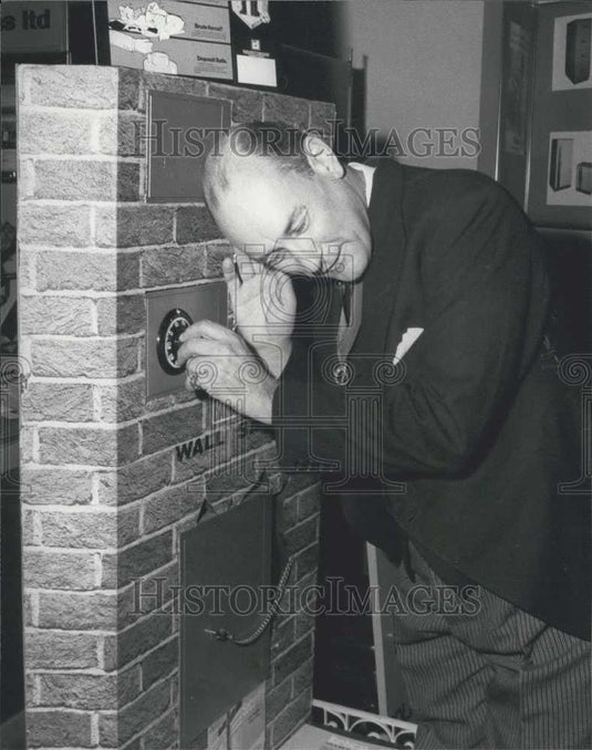 1977 Press Photo Lord Mayor Opens City of London Police Security Exhibition - Historic Images