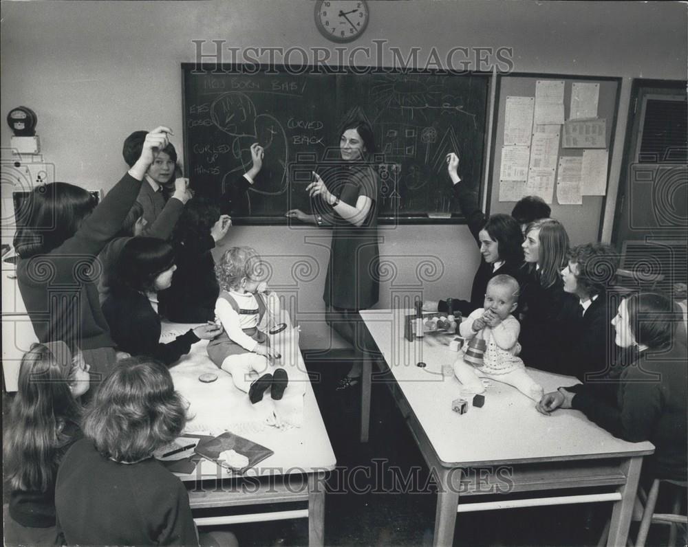 Press Photo Child Care Class - Historic Images