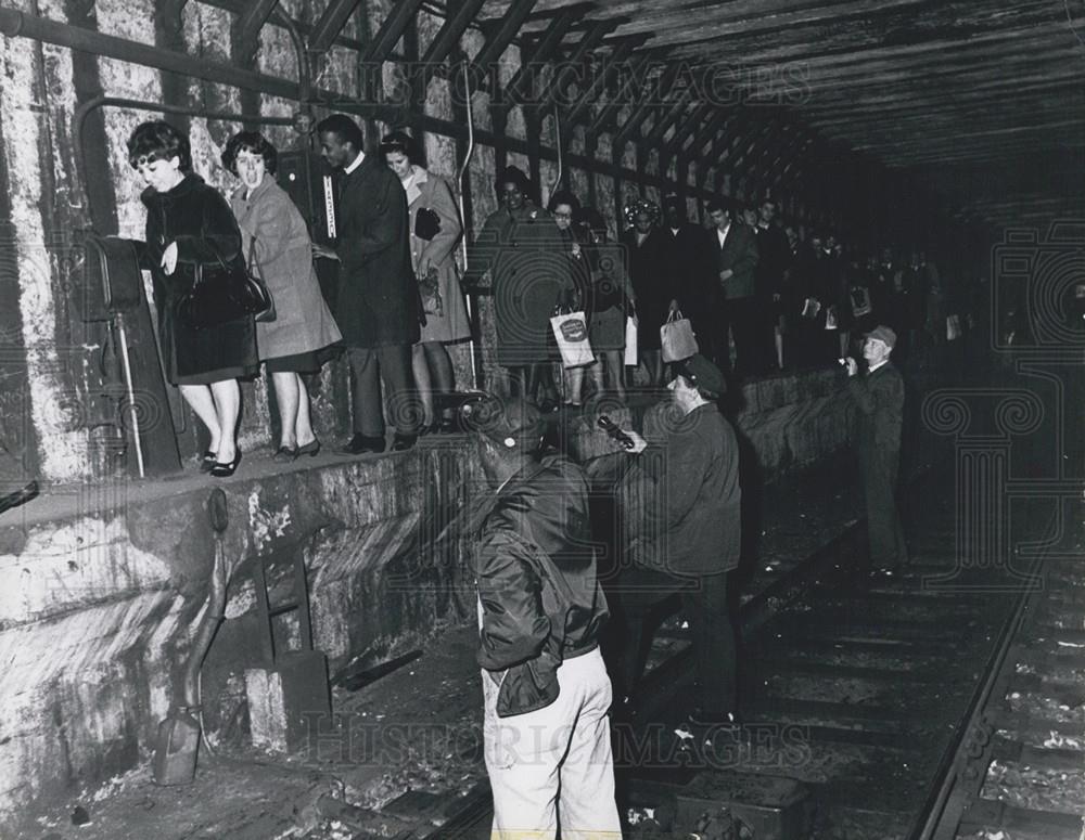 Press Photo Walking through the Subway during New York Black Out - Historic Images
