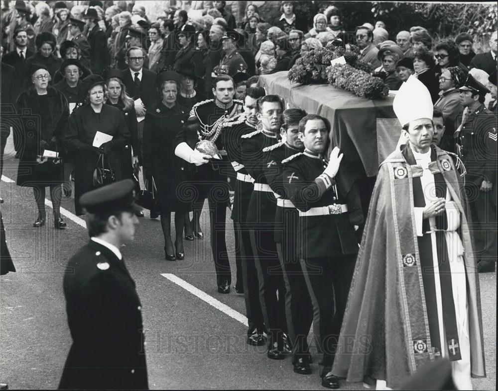 1975 Press Photo Funeral of Duke of Norfolk - Historic Images