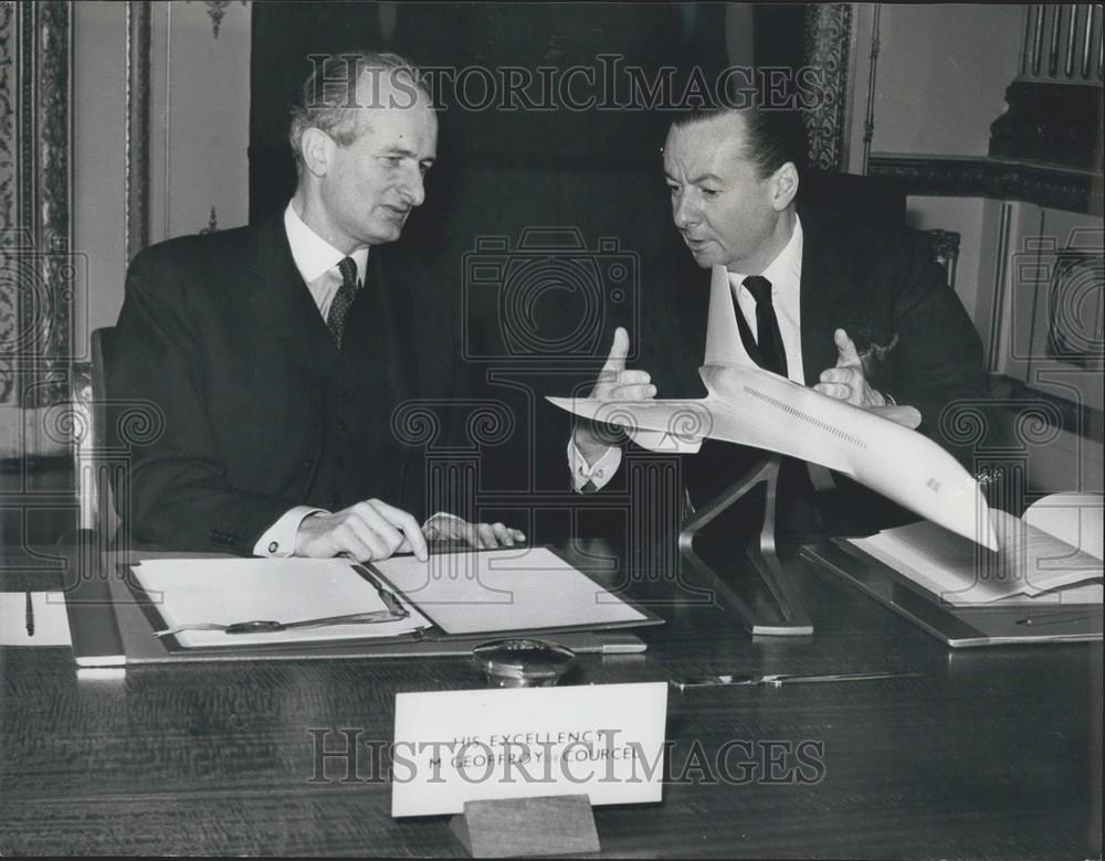 1962 Press Photo Minister of Aviation Julian Amery and Geoffroy De Courcel - Historic Images