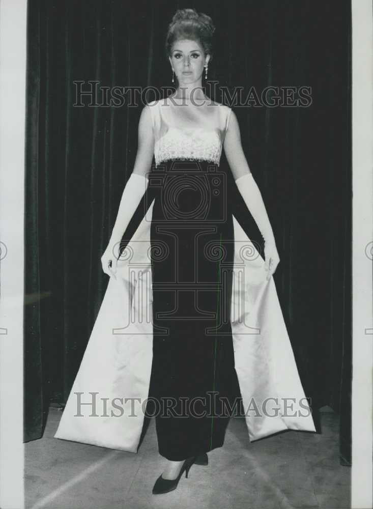 1965 Press Photo Hartnell Fashions. Keystone Photo Shows Caroline Styles Model - Historic Images