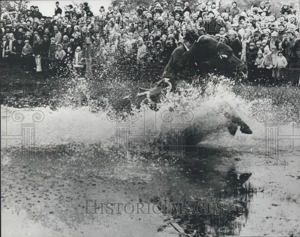 1974 Press Photo Otto Lerche was thrown from his horse at Hubertus Hunt races - Historic Images