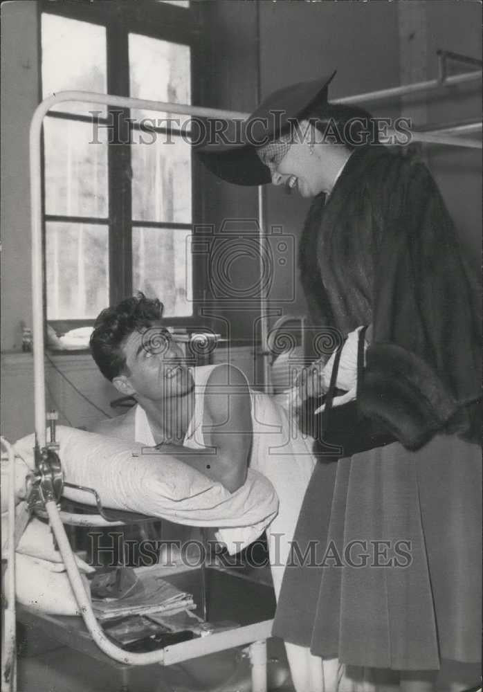 Press Photo Wife of General Rideway Visits Wounded Soldiers in Val De Grace - Historic Images