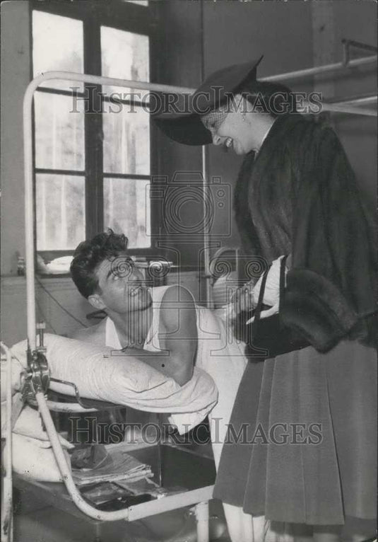 Press Photo Wife of General Rideway Visits Wounded Soldiers in Val De Grace - Historic Images