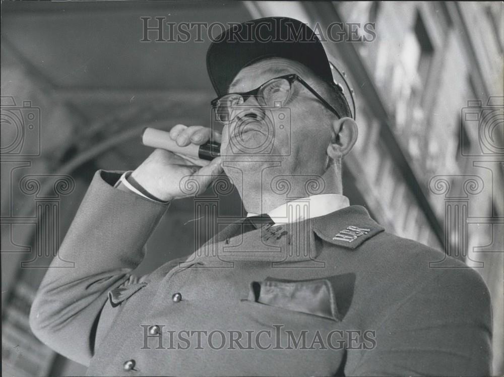 1959 Press Photo Technical Novelty in Wireless Speaking at Vienna Hotel - Historic Images