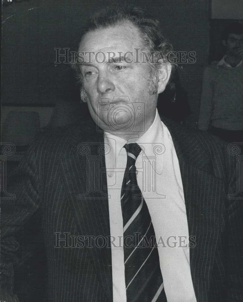 1977 Press Photo p Alex Kinston Arrives Back From Moscow - Historic Images