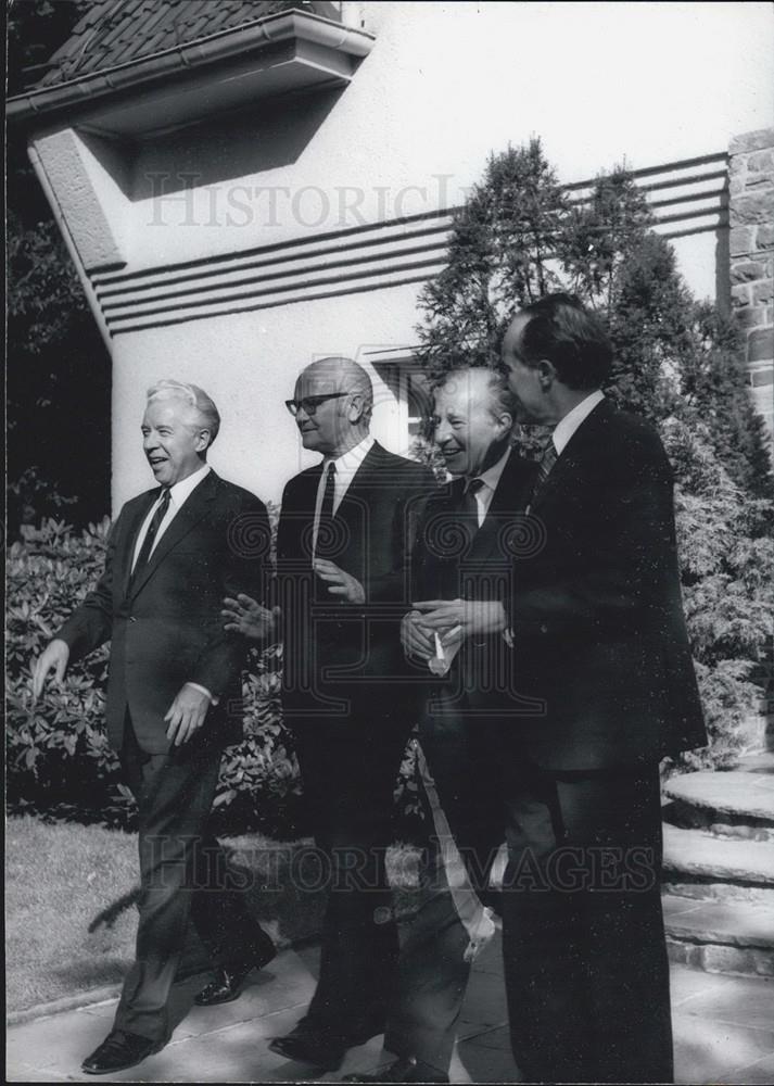 1971 Press Photo Last of the 33 Ambassador Speeches In Berlin-Kenneth Rush Home - Historic Images