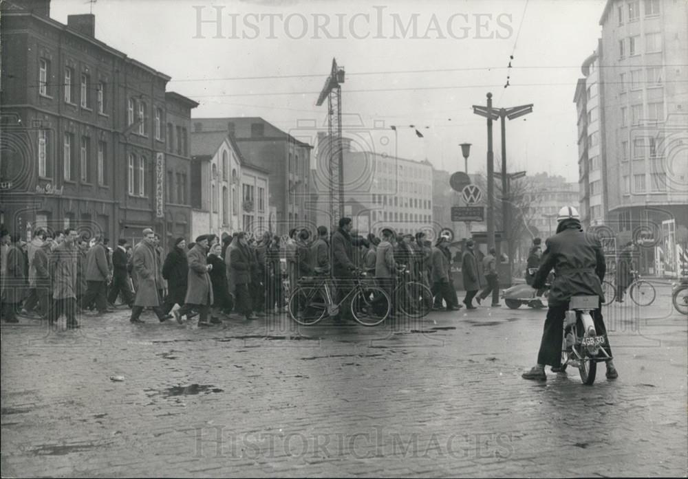 1960 Press Photo Belgium paralyzed by Strike - Historic Images