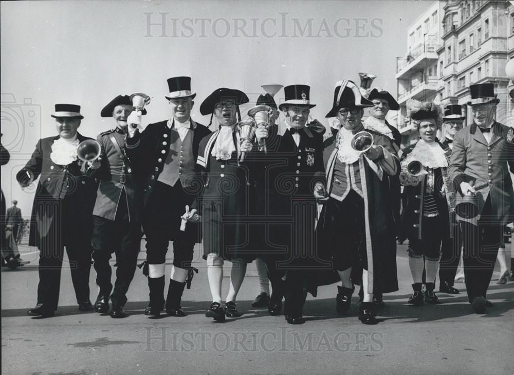 1964 Press Photo National Town Criers&#39; Championship At Hastings - Historic Images