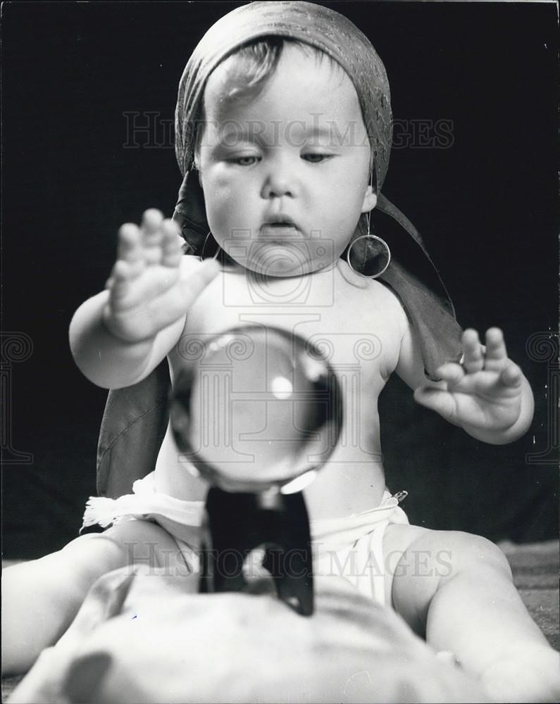 1979 Press Photo Baby Kim and a glass ball - Historic Images